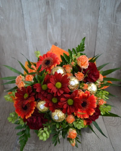 Finom deszertel együtt készült bordó virágcsokor