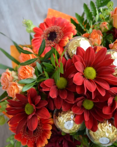 Közeli fotó a szép csokorról-Édes Meglepetés Virágcsokor