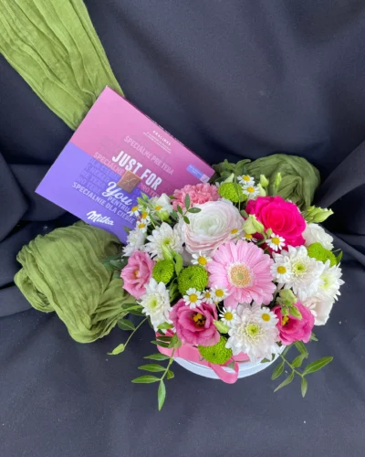 „Különleges Pillanatok” Virágdoboz Milka Pralinéval