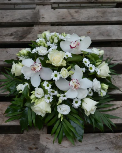 Fehér dombkoszorú orchideával