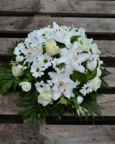 Fehér dombkoszorú király liliommal