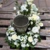 Csendes fény – fehér urnadísz közeli fotó