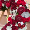 Szívből búcsúzunk – vörös szív alakú temetési koszorú részletgazdag fotó 1.