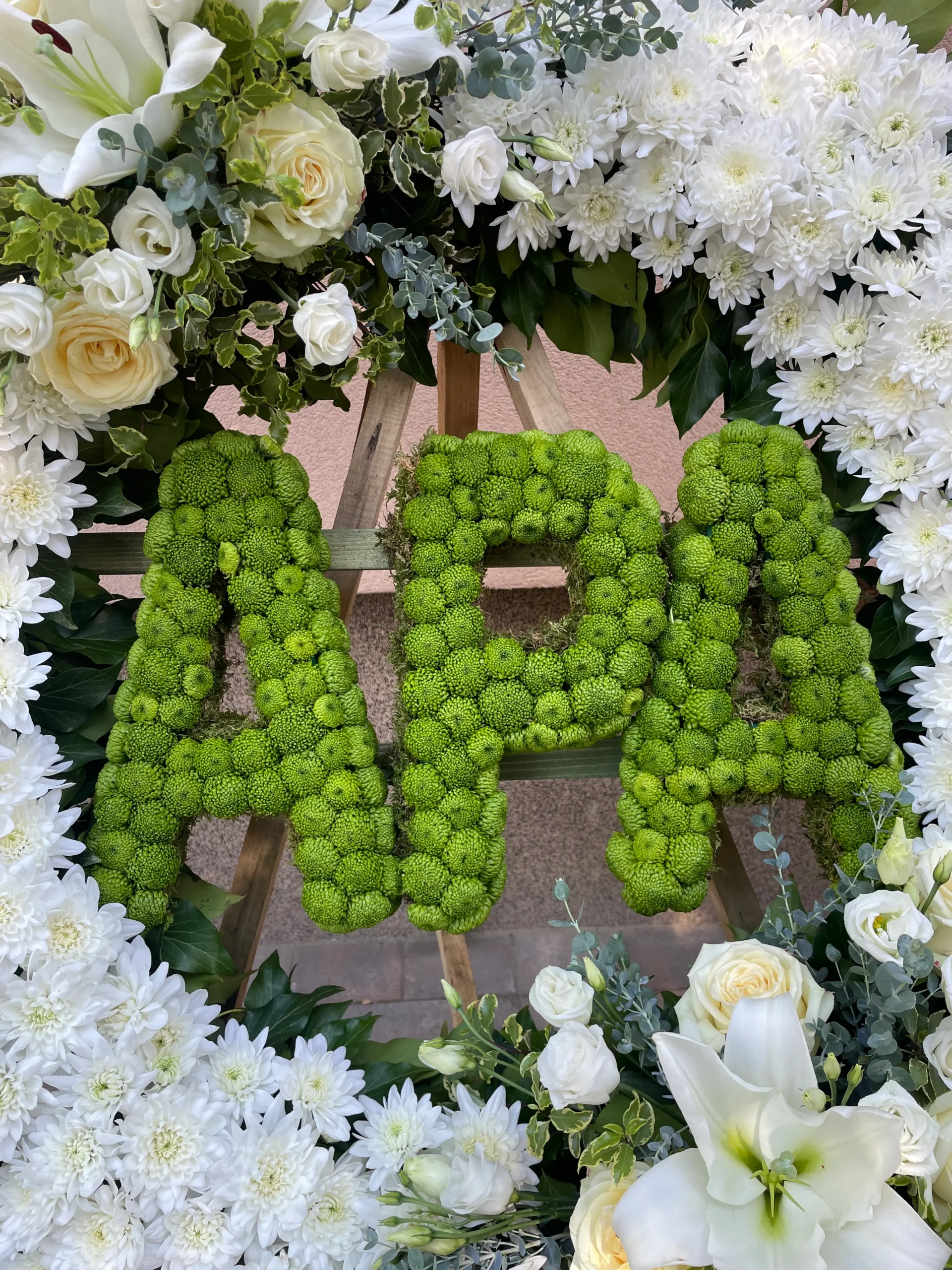 Családi kötelék – egyedi feliratos görög koszorú közeli