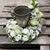 Urnával ábrázolt Nyitott urnadísz fehér–krémszínű